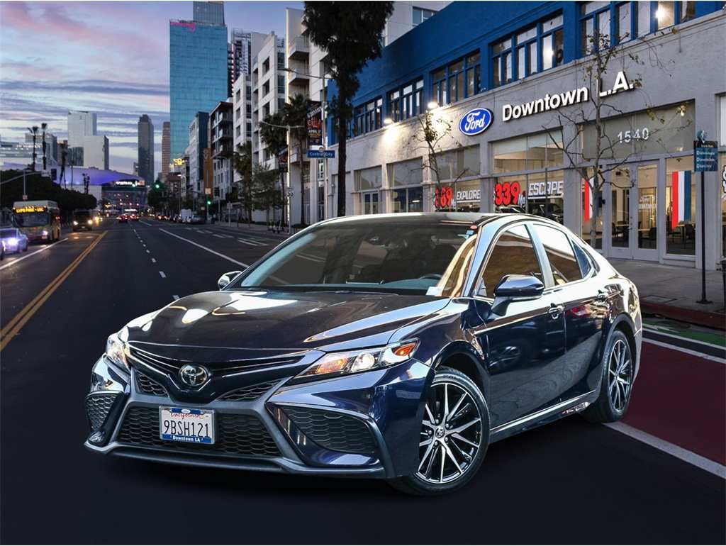 2022 Toyota Camry SE's photo