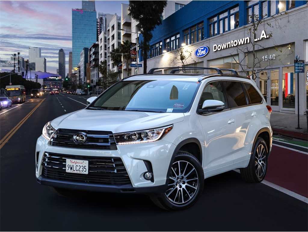 2017 Toyota Highlander SE's photo