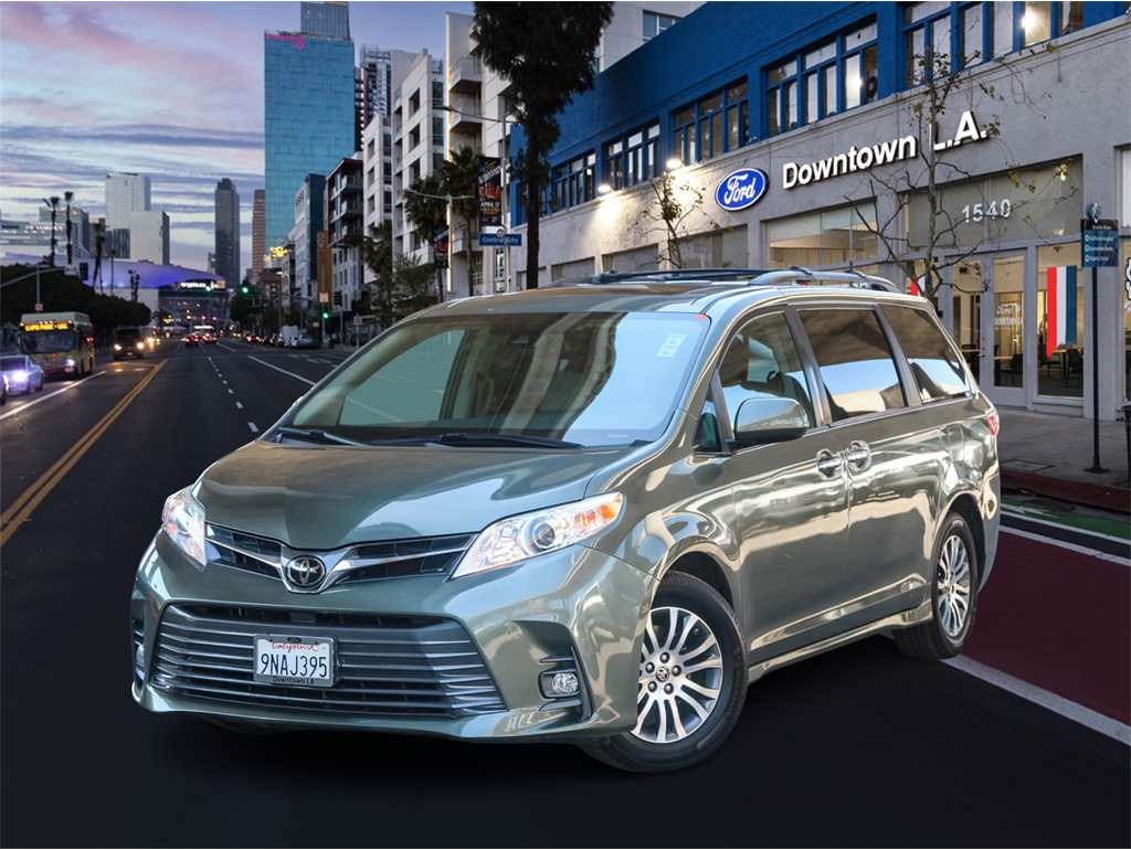 2020 Toyota Sienna XLE Premium's photo