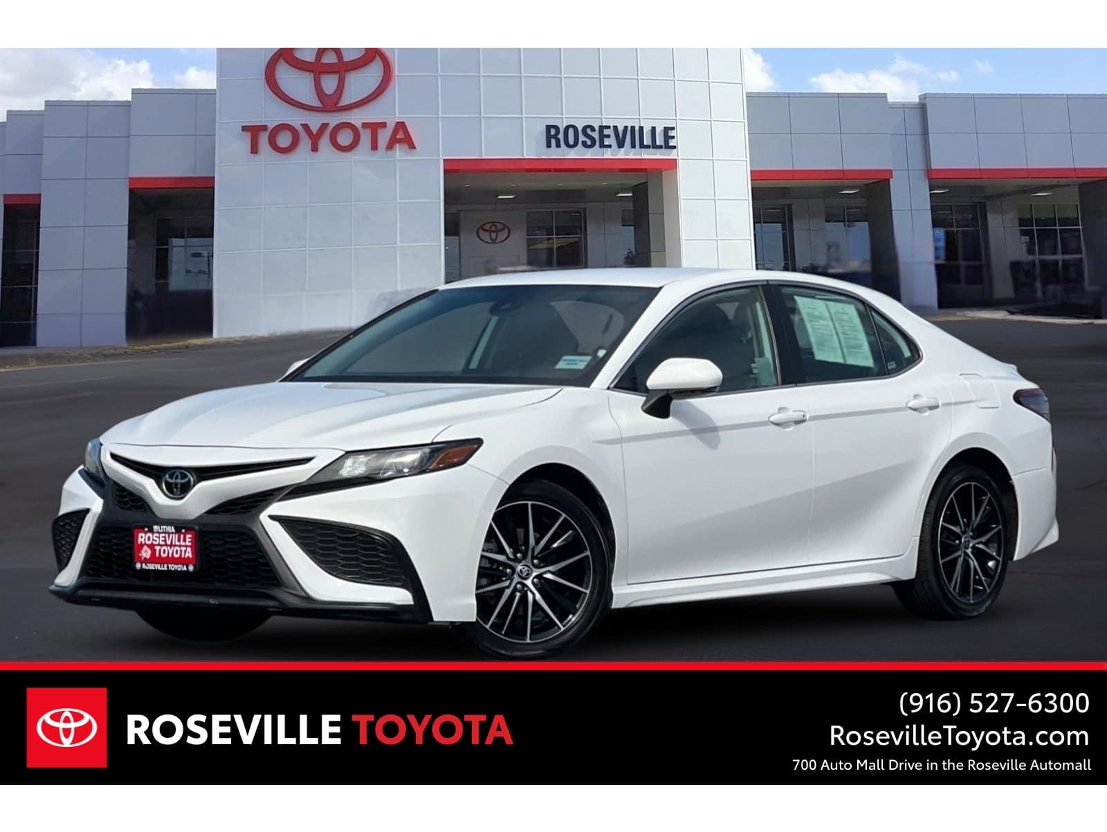 2024 Toyota Camry SE's photo