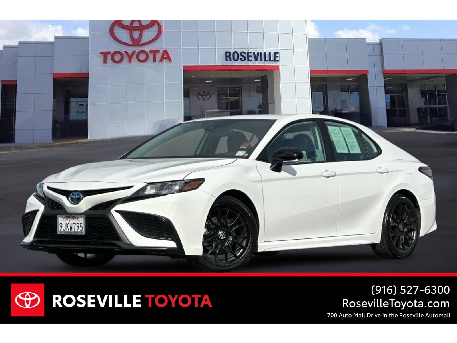 2024 Toyota Camry SE's photo