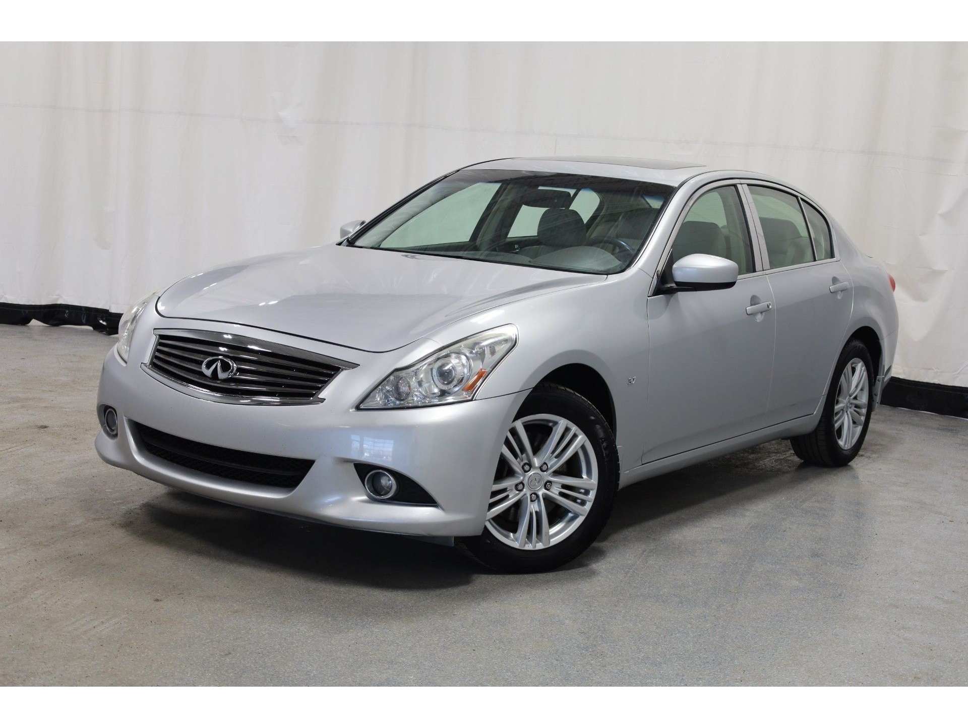 2015 INFINITI Q40 Base