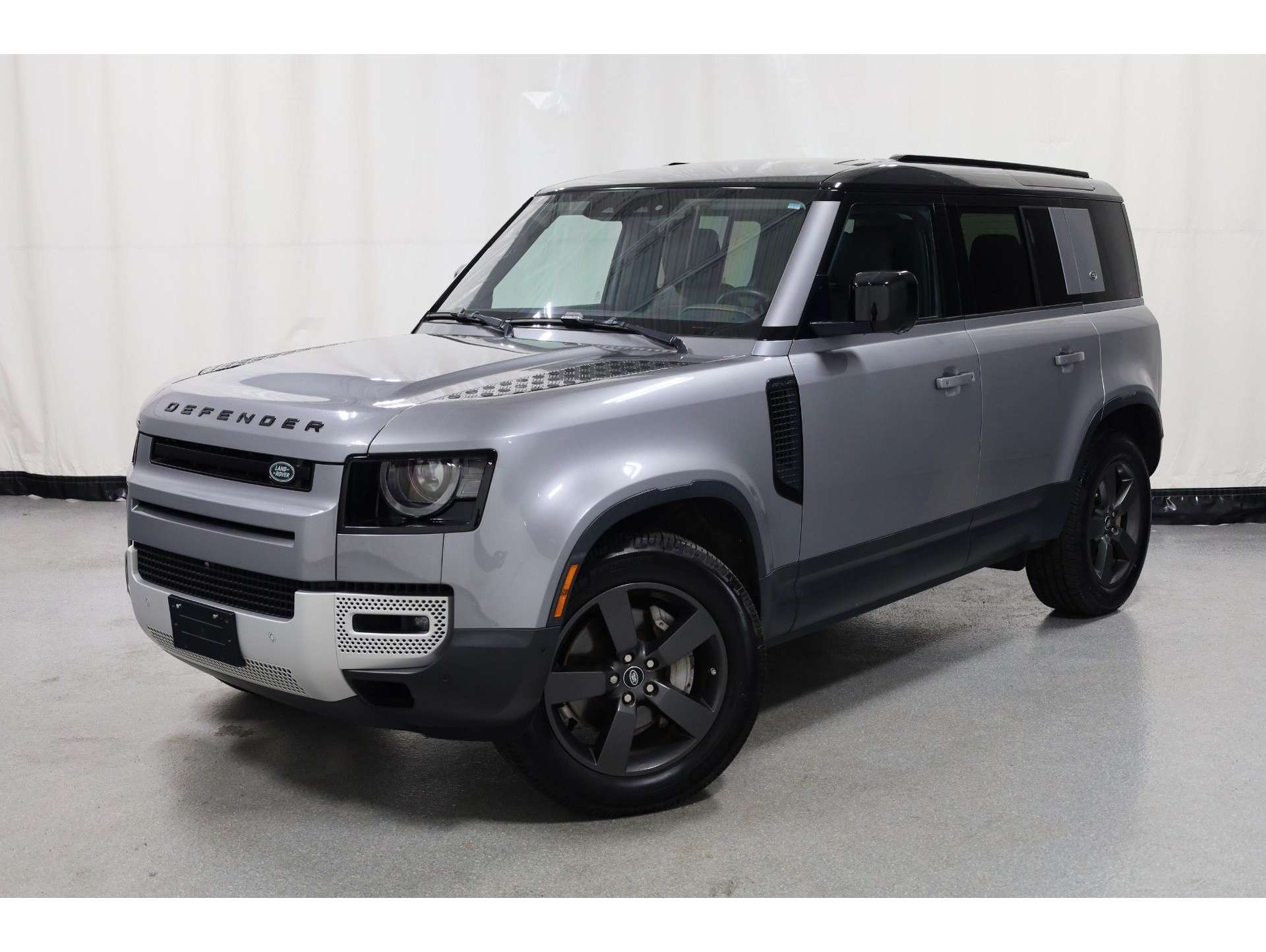 2020 Land Rover Defender SE's photo