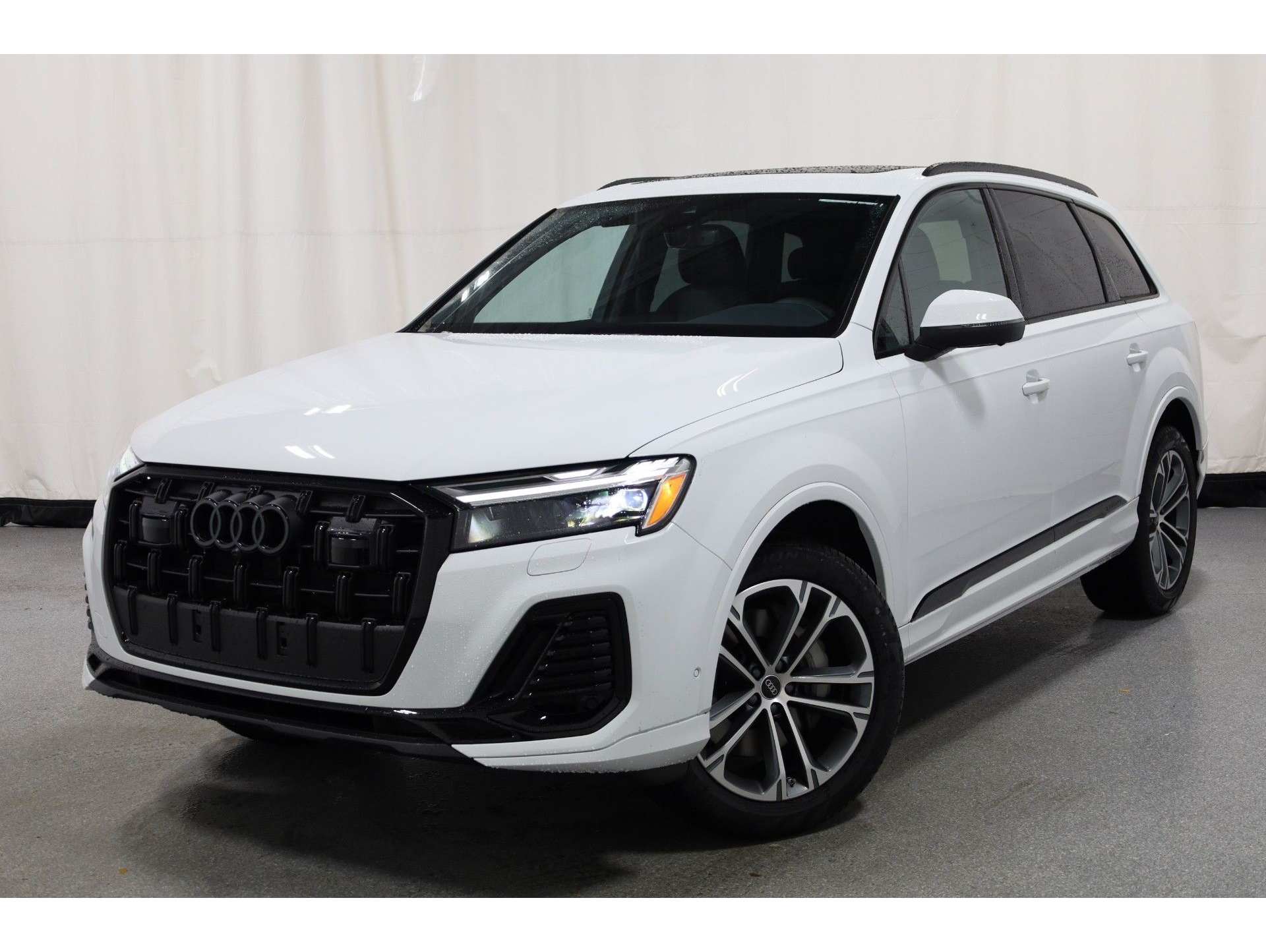 2026 Audi Q7 Premium's photo