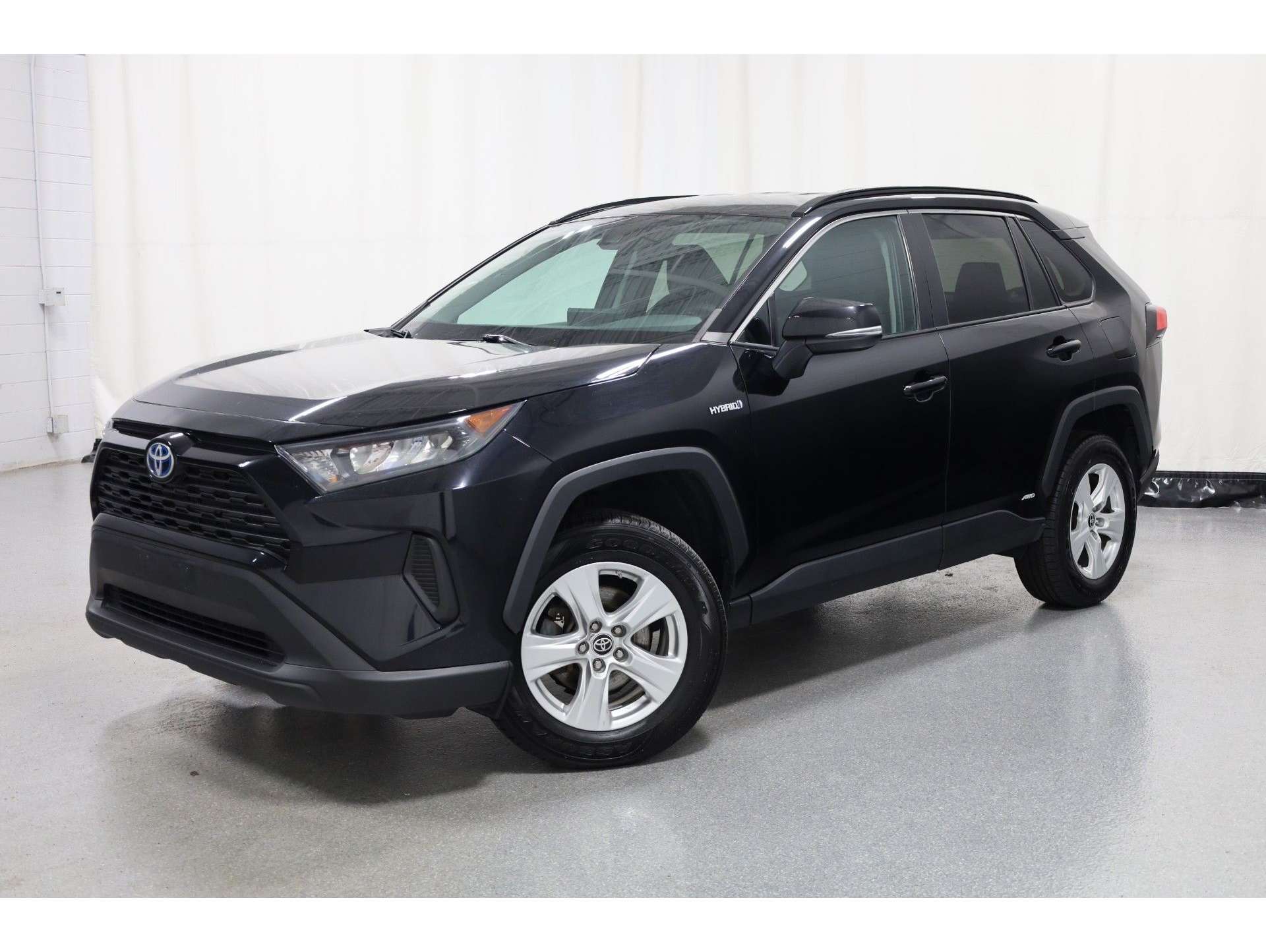 2021 Toyota RAV4 LE's photo