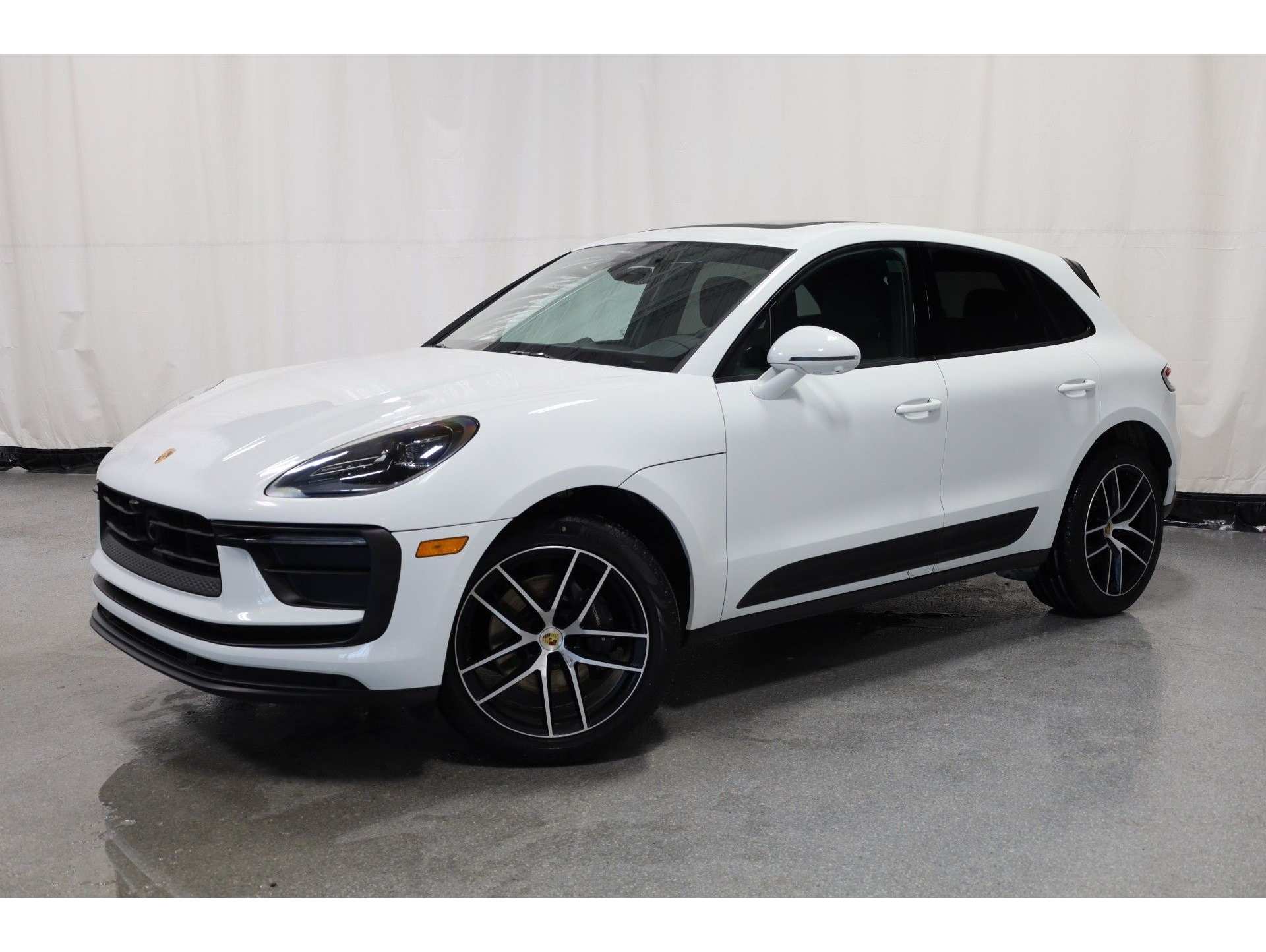 2025 Porsche Macan's photo