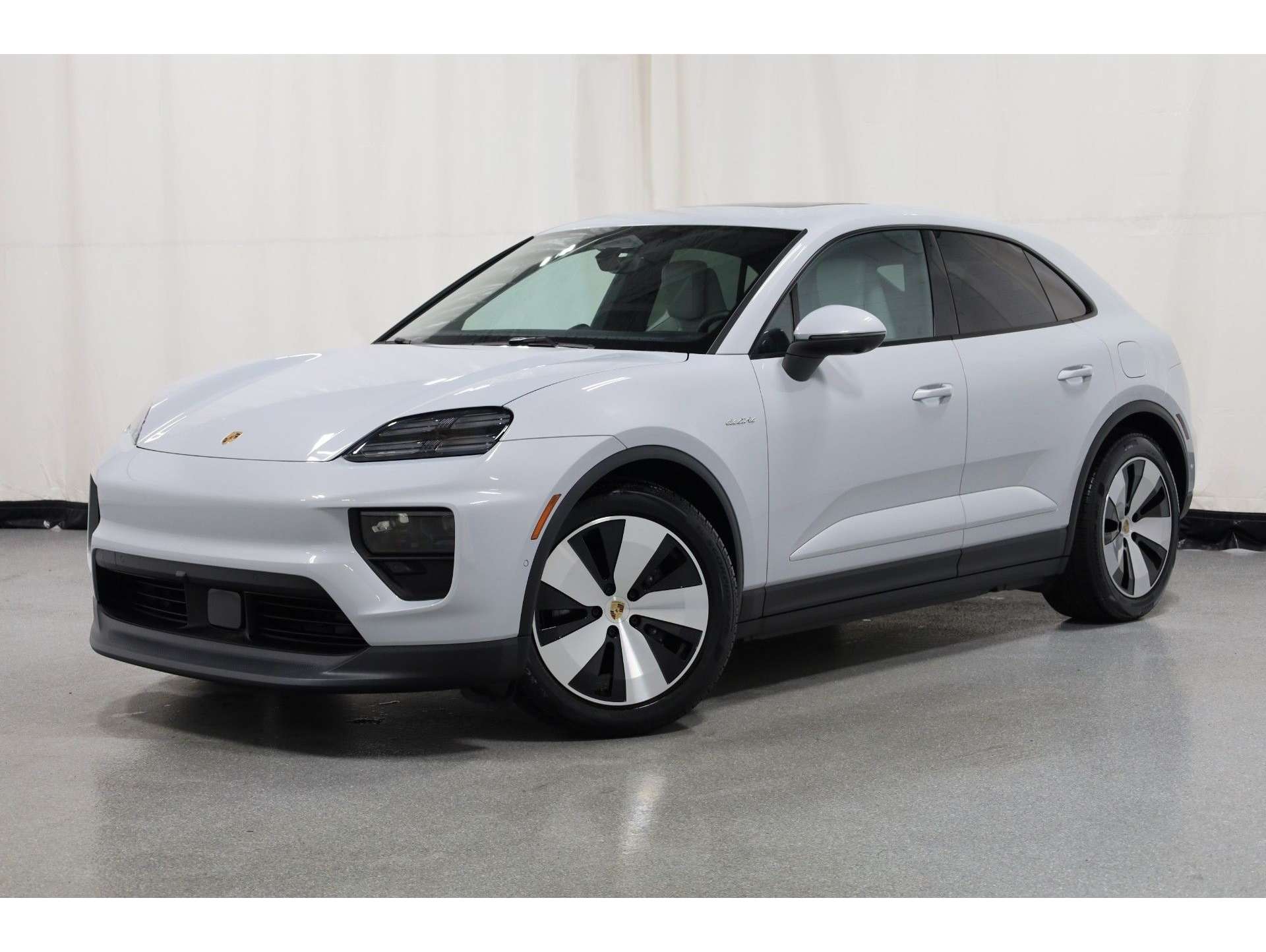 2025 Porsche Macan Base's photo