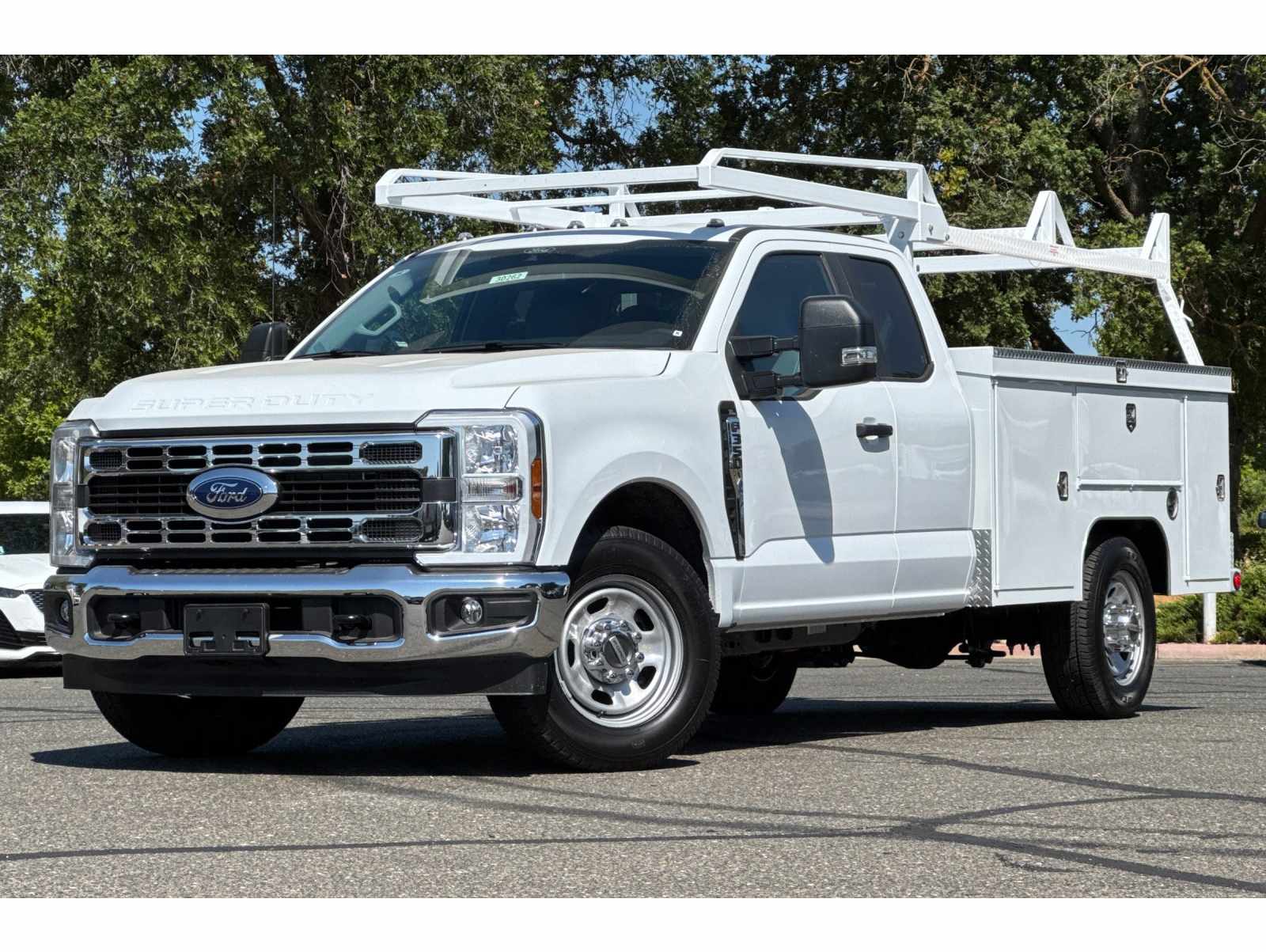 2025 Ford F-350 Super Duty Chassis Cab XL's photo