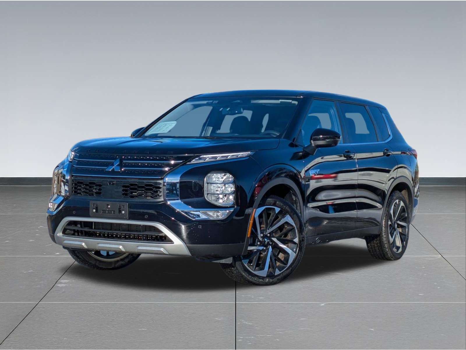 2023 Mitsubishi Outlander Plug-In Hybrid SE's photo