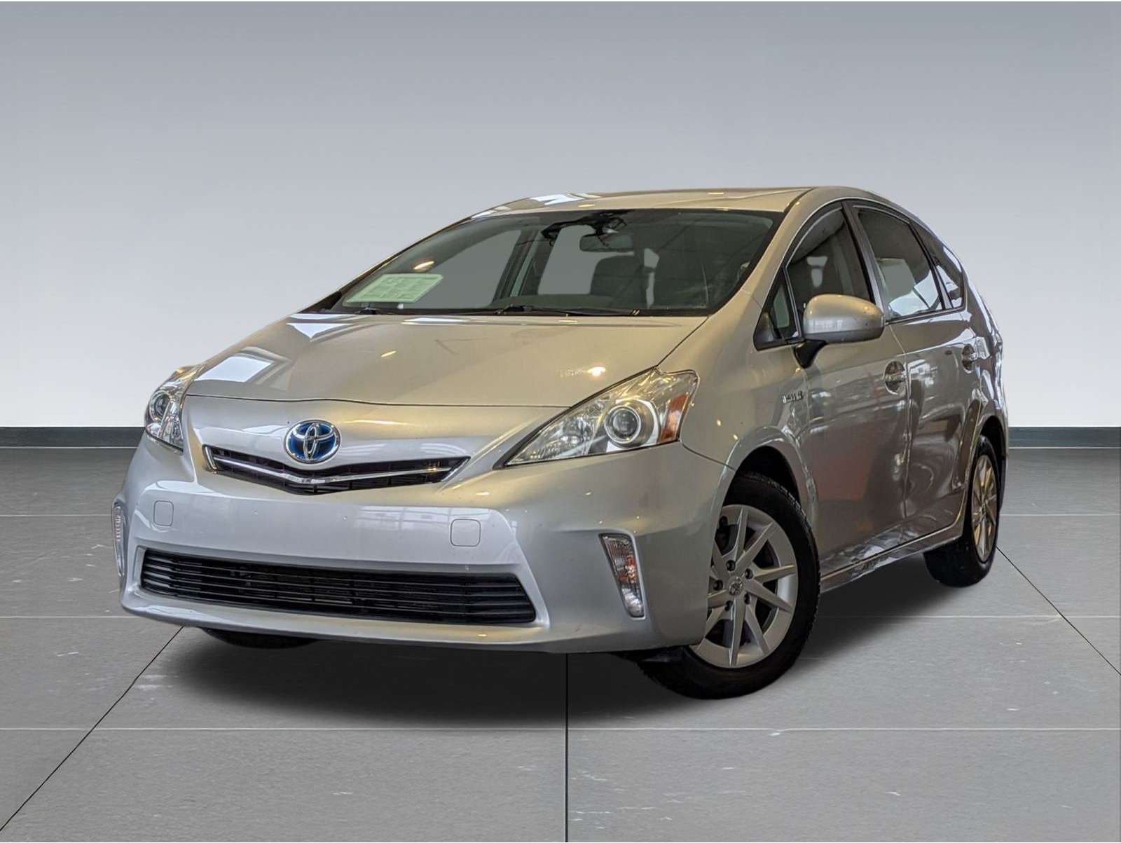 2014 Toyota Prius v Five's photo