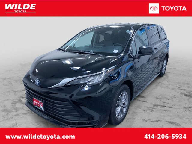 2022 Toyota Sienna LE's photo