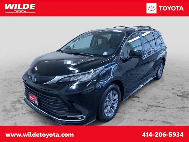 2023 Toyota Sienna XLE's photo