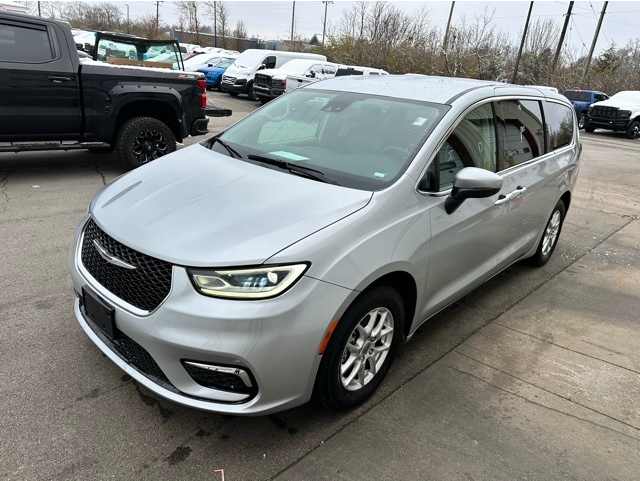 2023 Chrysler Pacifica Touring L's photo