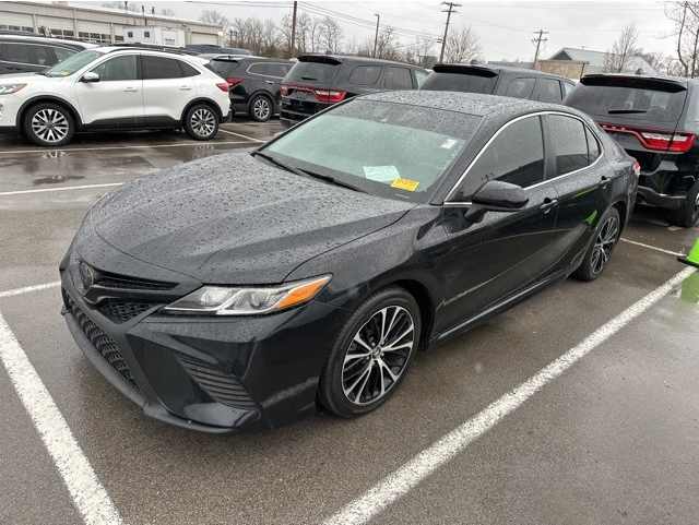 2020 Toyota Camry SE's photo