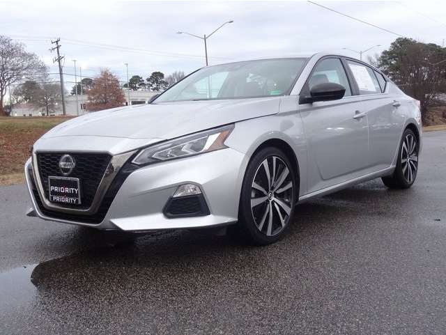 2022 Nissan Altima SR's photo