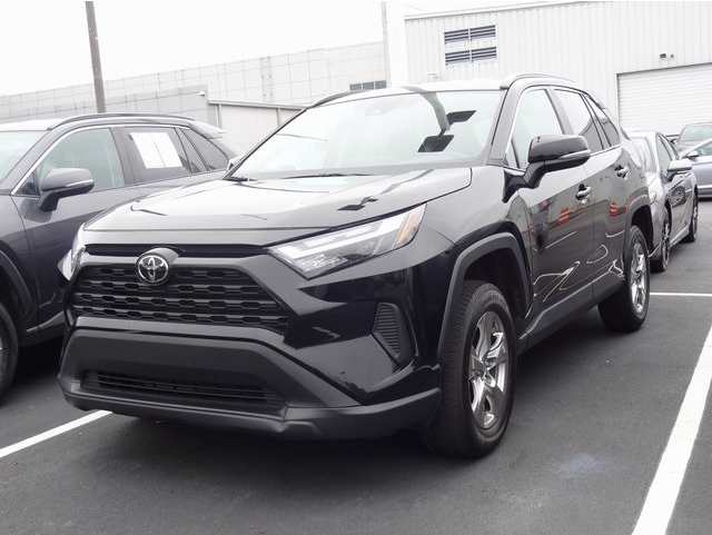 2024 Toyota RAV4 XLE's photo