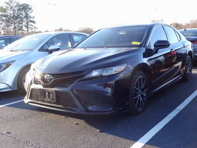 2021 Toyota Camry SE's photo