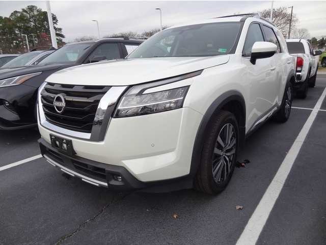 2022 Nissan Pathfinder Platinum's photo