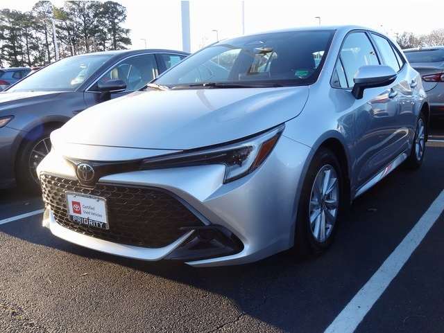 2024 Toyota Corolla Hatchback SE's photo