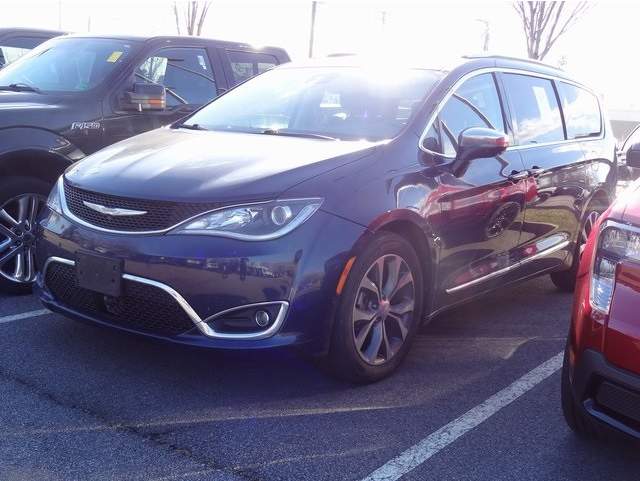 2017 Chrysler Pacifica Limited's photo