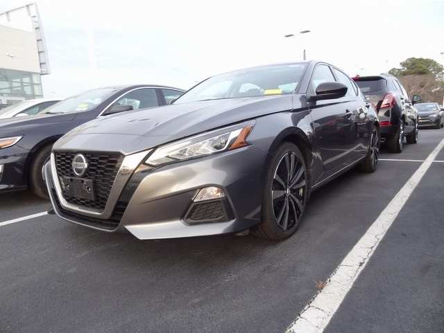 2022 Nissan Altima SR's photo
