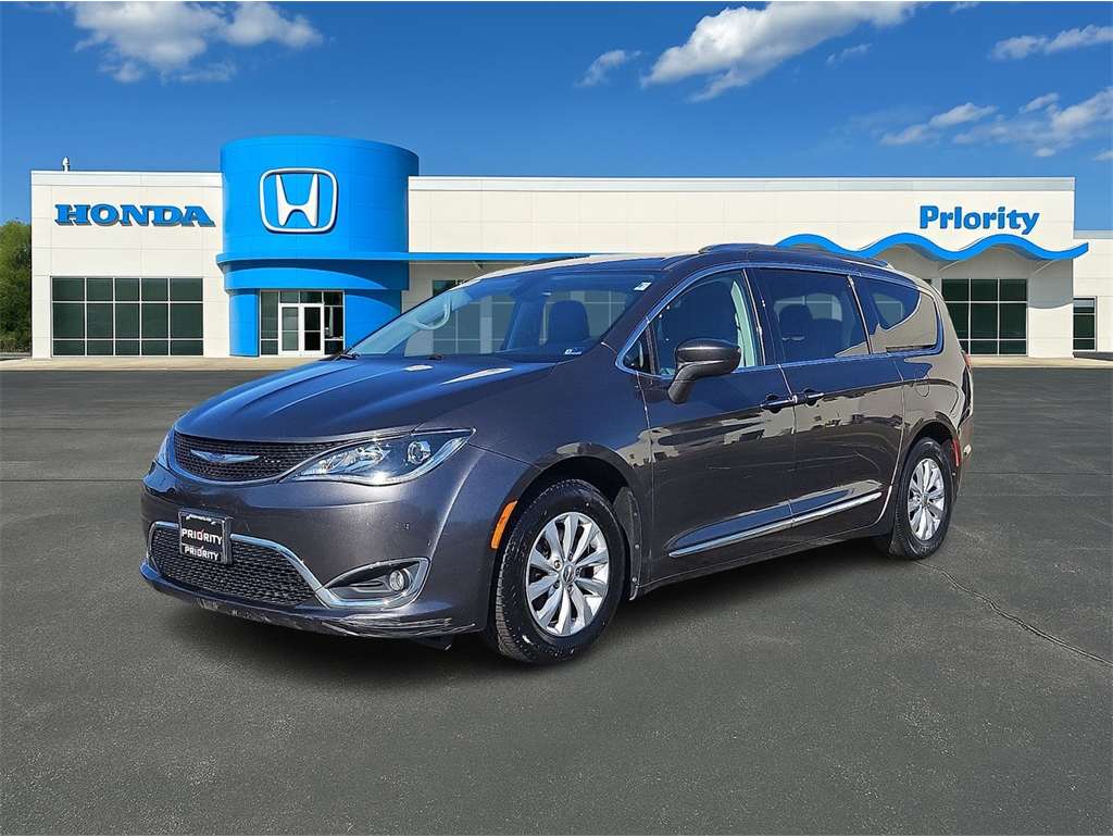 2019 Chrysler Pacifica Touring L's photo