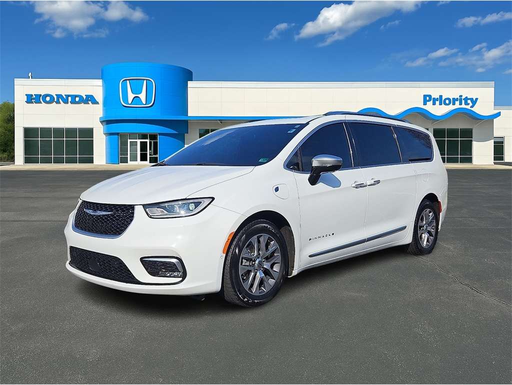 2023 Chrysler Pacifica Pinnacle's photo