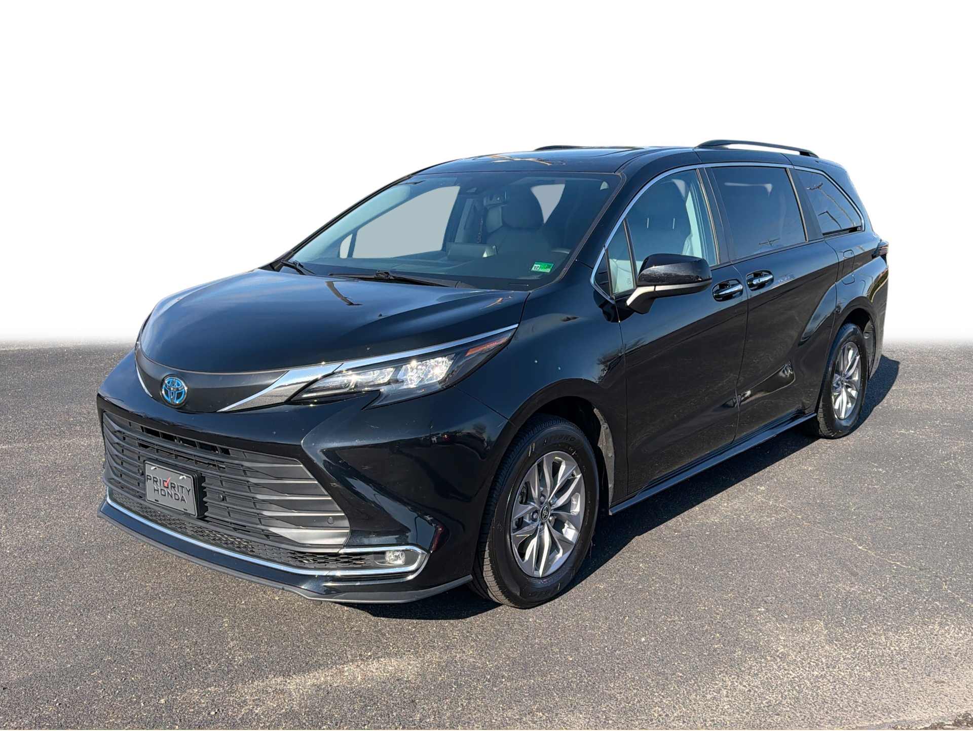 2024 Toyota Sienna XLE's photo