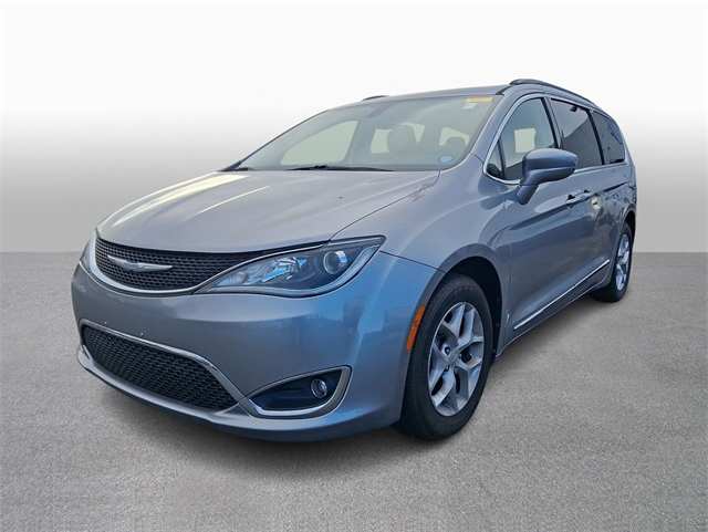 2017 Chrysler Pacifica Touring-L's photo