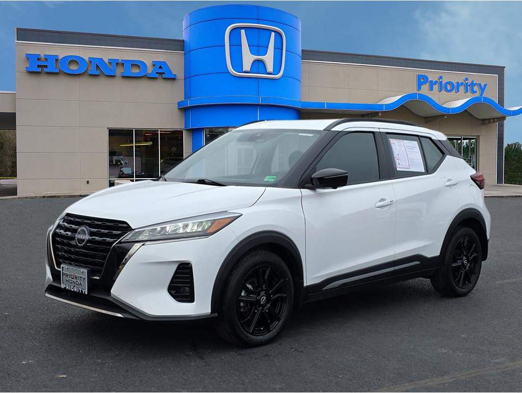 2023 Nissan Kicks SR's photo