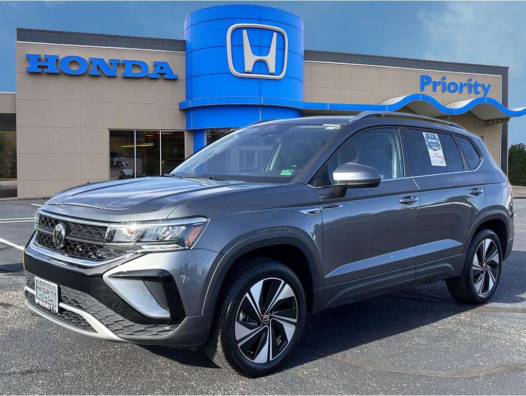 2024 Volkswagen Taos SE's photo