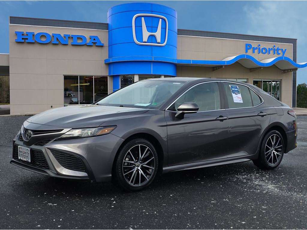 2023 Toyota Camry SE's photo