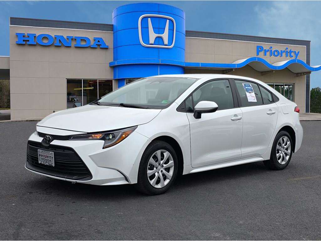 2024 Toyota Corolla LE's photo