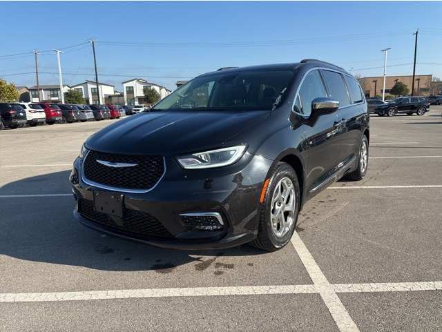 2023 Chrysler Pacifica Limited's photo