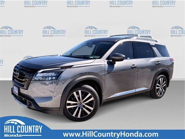 2025 Nissan Pathfinder Platinum's photo