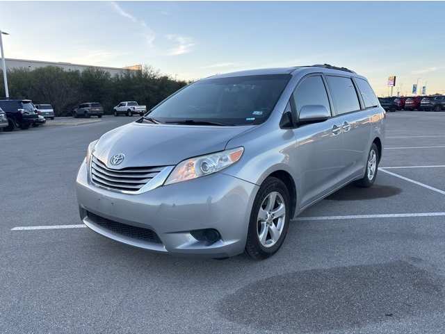2017 Toyota Sienna LE's photo