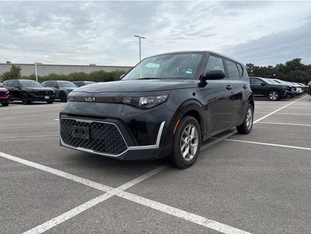 2023 Kia Soul LX's photo