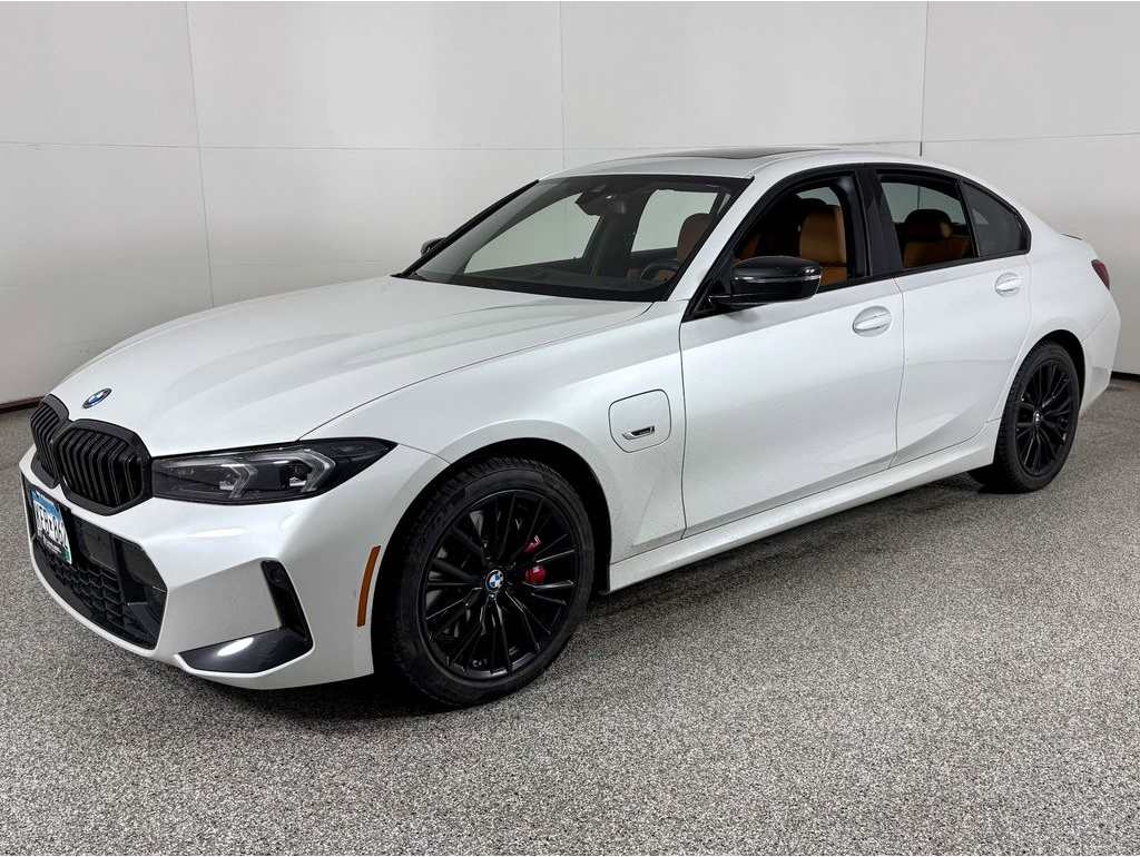 2023 BMW 3 Series 330e's photo