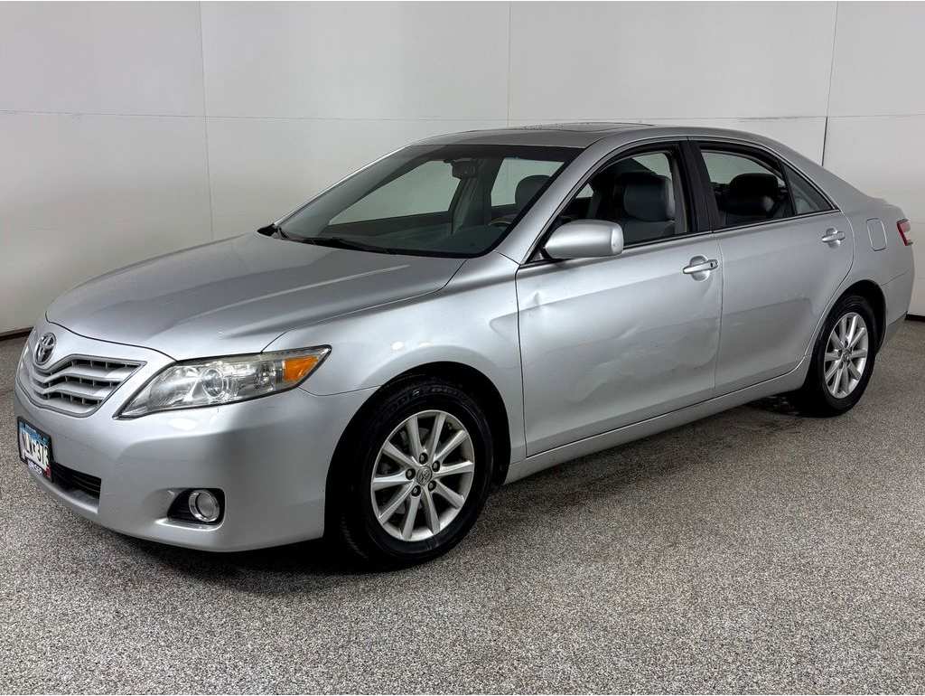 2011 Toyota Camry SE's photo
