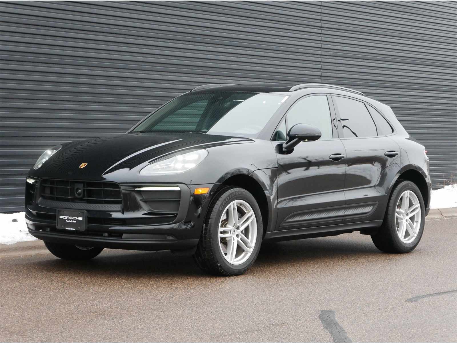 2025 Porsche Macan's photo