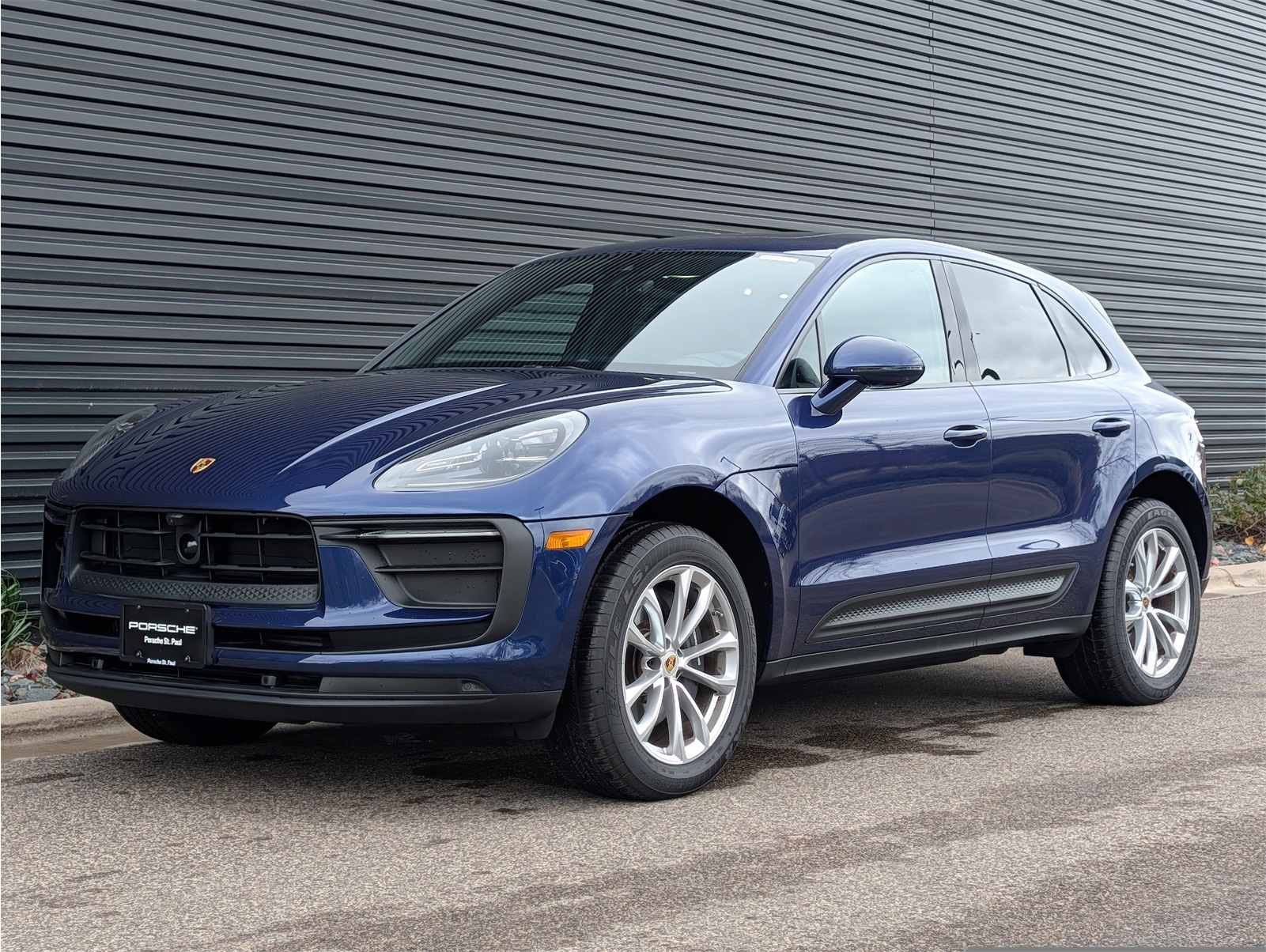 2025 Porsche Macan Base's photo