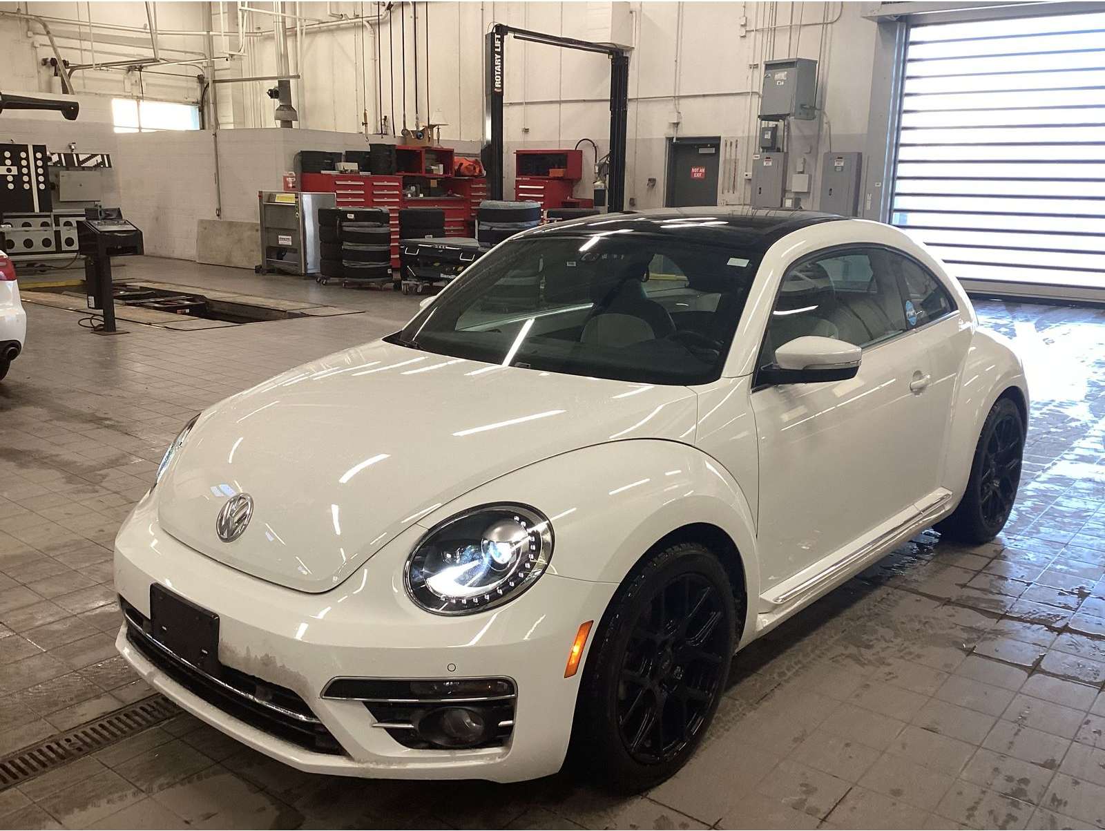 2018 Volkswagen Beetle SE's photo