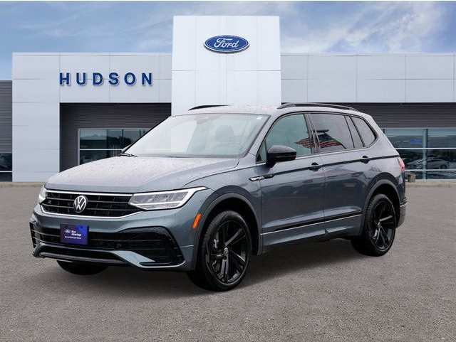2024 Volkswagen Tiguan SE R-LINE BLACK's photo