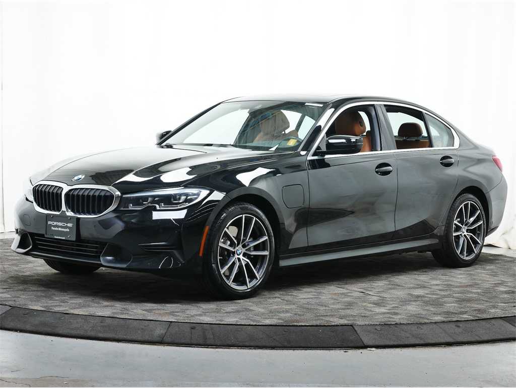 2021 BMW 3 Series 330e's photo