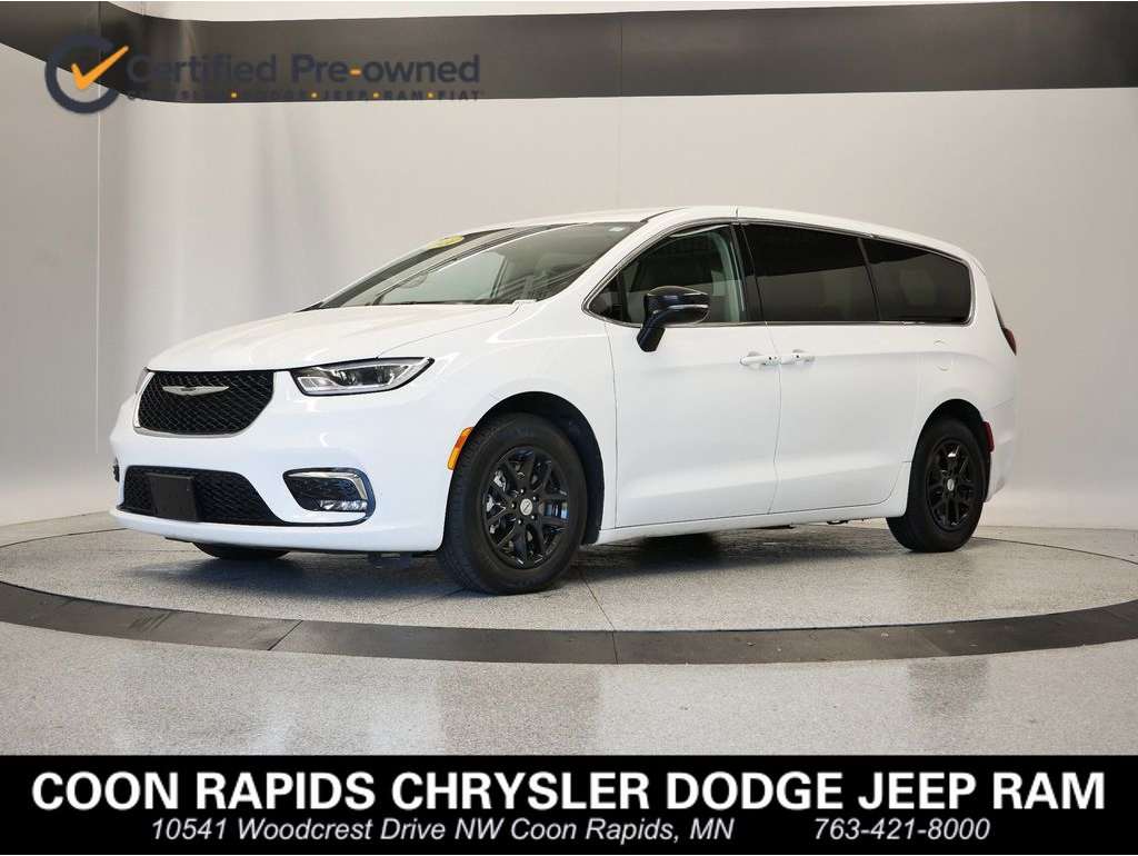 2024 Chrysler Pacifica Touring L's photo