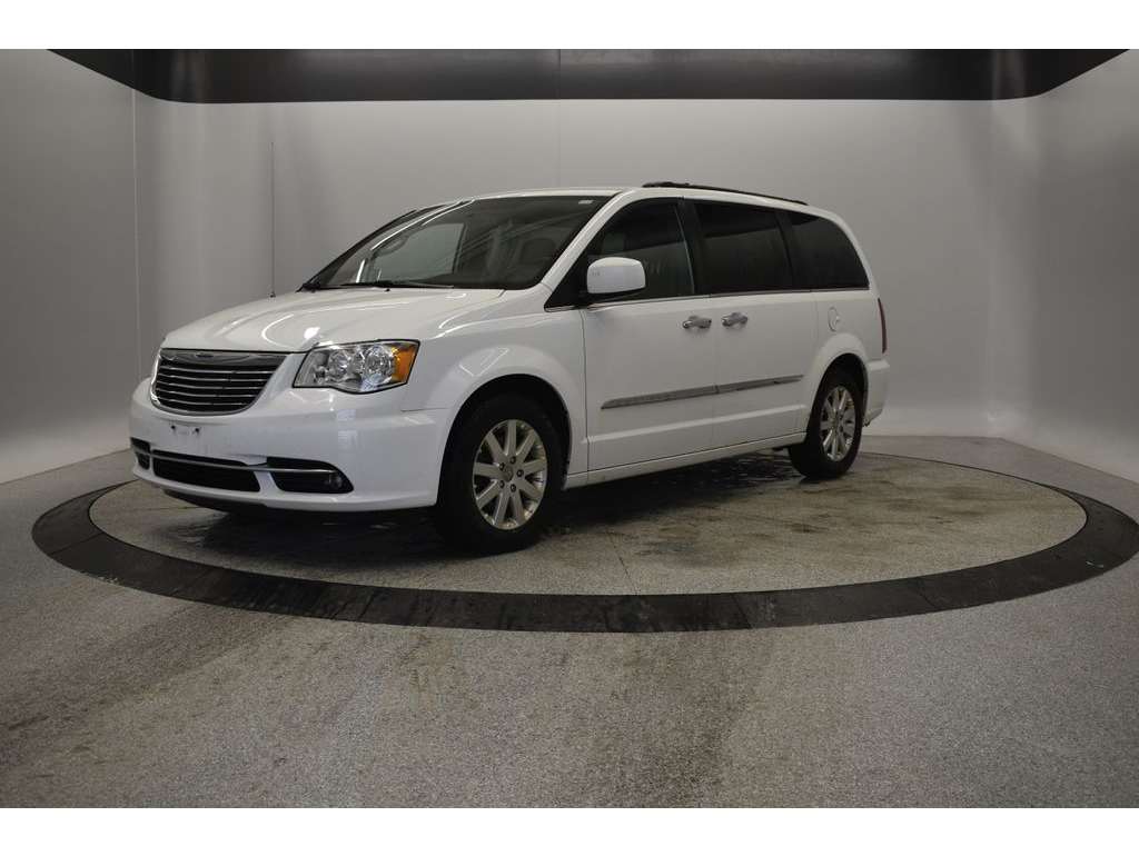 2015 Chrysler Town & Country Touring's photo