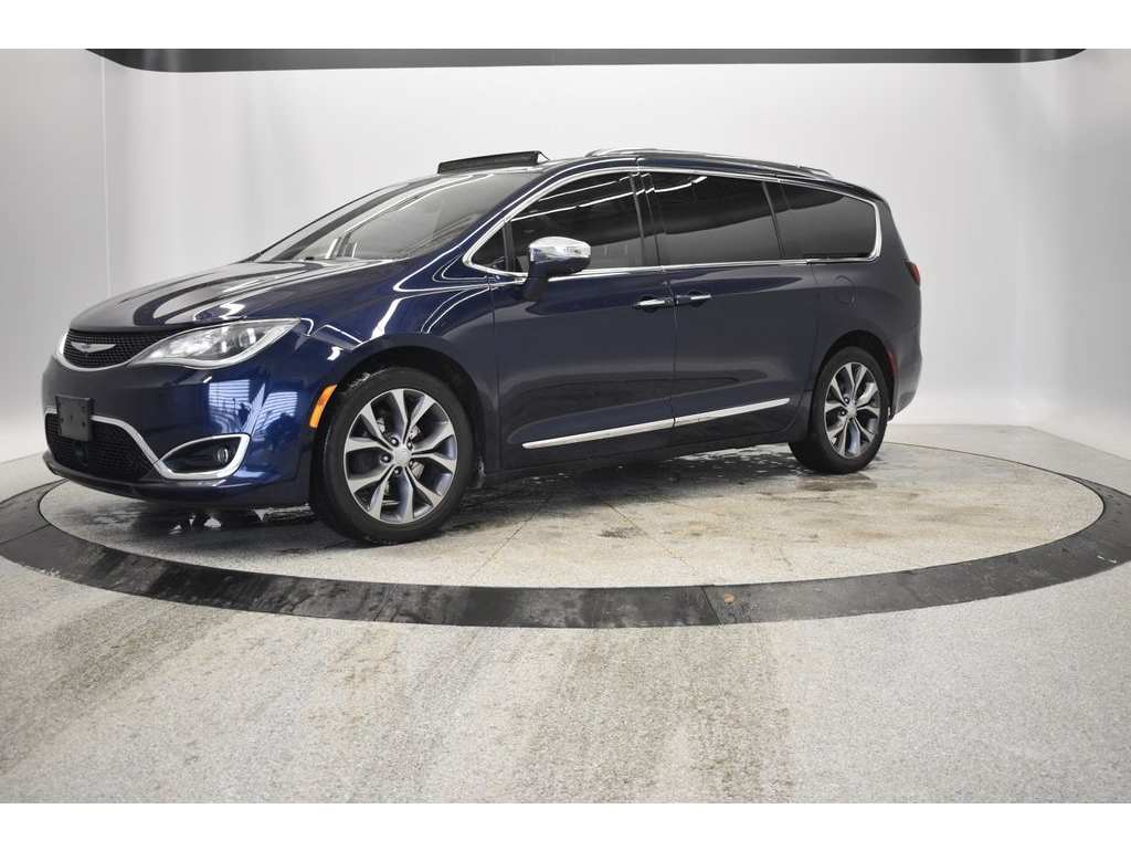 2017 Chrysler Pacifica Limited's photo