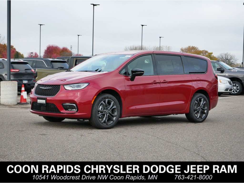2026 Chrysler Pacifica Select's photo