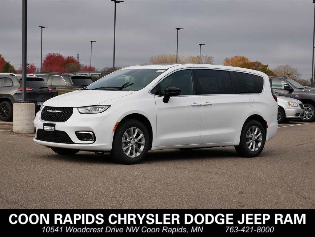 2026 Chrysler Pacifica Select's photo