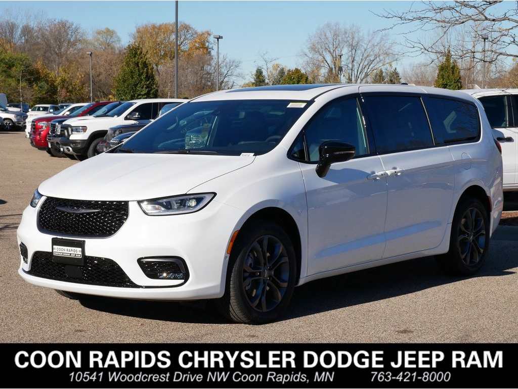 2026 Chrysler Pacifica Select's photo
